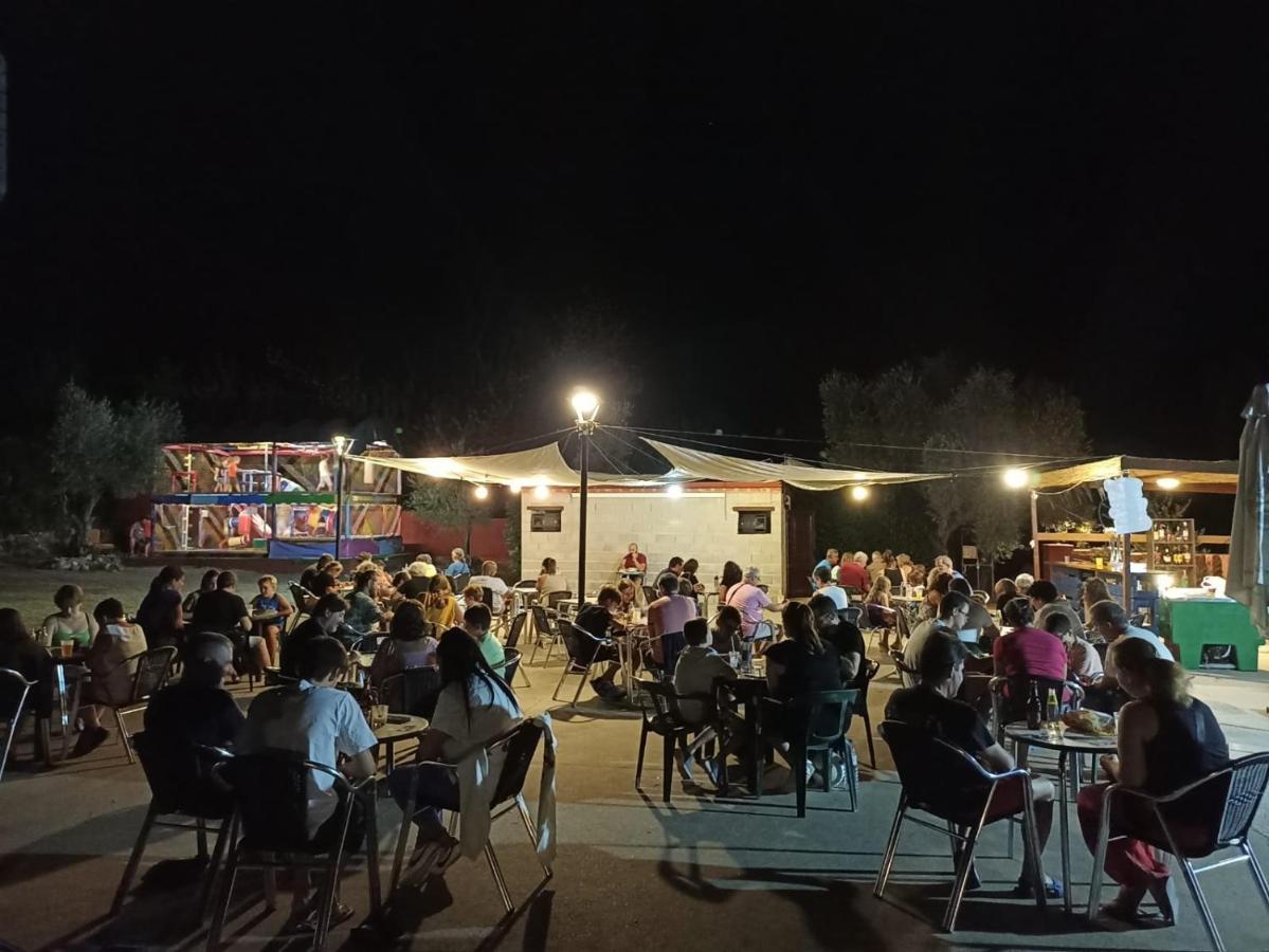 Complejo Aldea Vetonia Check Out Hasta Las 20H Parque De Mascotas Zonas Infantiles Ideal Grupos Parejas Familias Informate Apertura Piscina 1 De Mayo Hervas Bagian luar foto