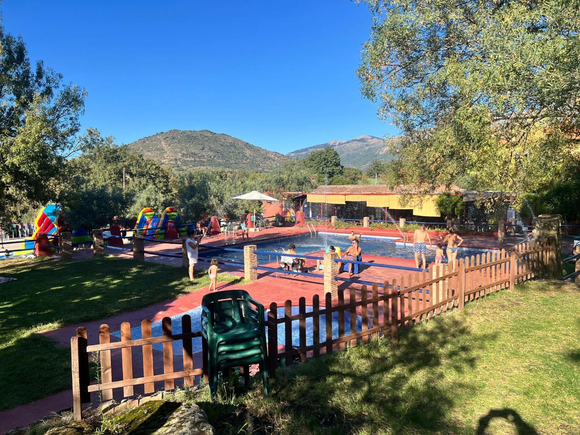 Complejo Aldea Vetonia Check Out Hasta Las 20H Parque De Mascotas Zonas Infantiles Ideal Grupos Parejas Familias Informate Apertura Piscina 1 De Mayo Hervas Bagian luar foto